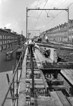 172164 Afbeelding van de werkzaamheden ten behoeve van de vernieuwing van de randen van het spoorviaduct van de ...